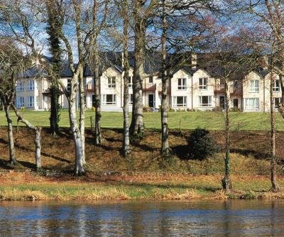 Exterieur met bomen en rivier